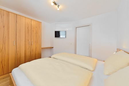 inkl. 3-teiligem Schrank, Ablageboard und Fernseher