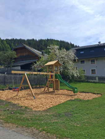 Große Wiese mit Spielplatz, Fußballtor, Liegestühlen, Sitzgarnitur und Griller direkt beim Haus